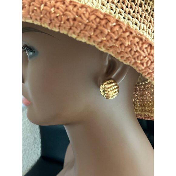 14K Gold Hollow Scalloped Earrings - Picture 8 of 8